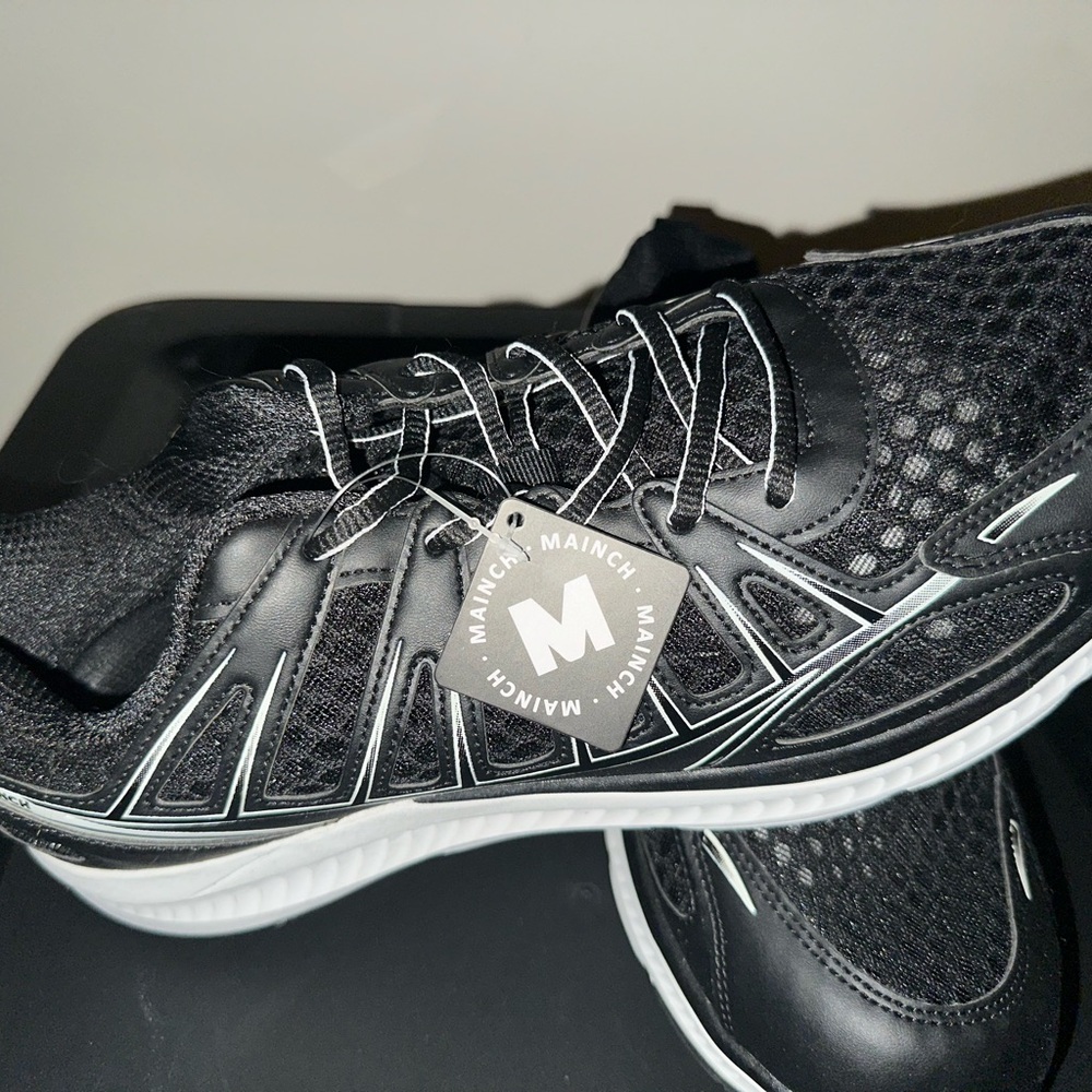 Black Sneakers with Breathable Mesh and Supportive Sole